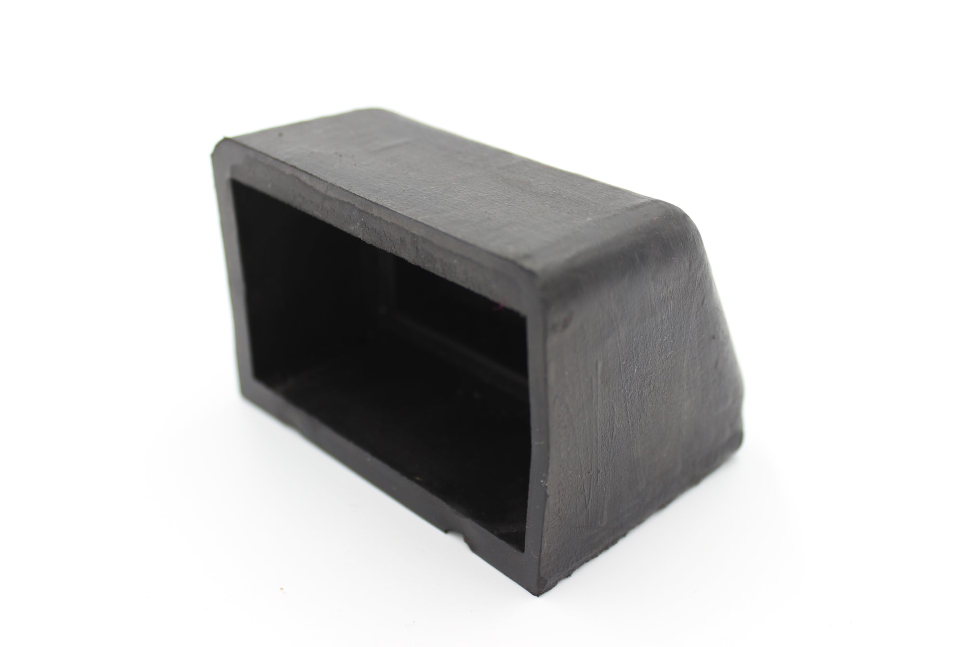 Musta laitteen jalan suojus 80x45 mm – suojaa lattiaa ja vähentää laitteen liukumista
